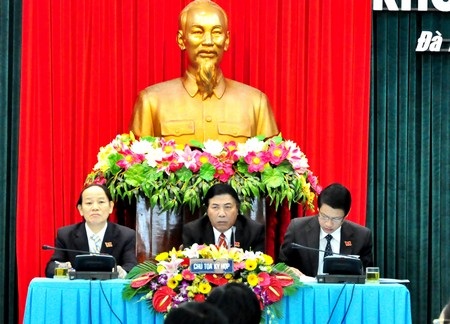 Ông Nguyễn Bá Thanh “truy” Giám đốc Sở GD-ĐT về dạy thêm - 1 Ông Nguyễn Bá Thanh (giữa) - Chủ tịch HĐND TP Đà Nẵng - chủ trì buổi chất vấn
