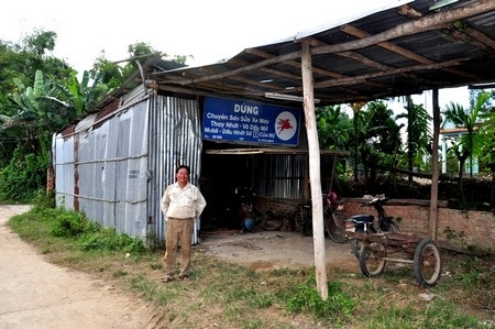 Tiền dành dụm mấy chục năm đem làm cầu cho dân đi - 5 Ông Dũng bên căn nhà xập xệ của mình. Số tiền dành định làm nhà ông đã mang đi xây cầu hết