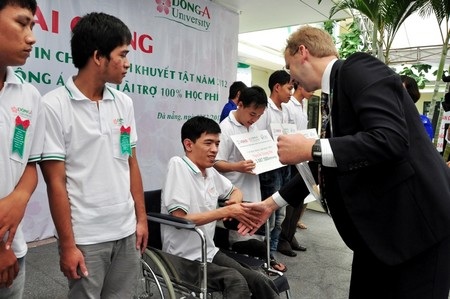 Các học viên khuyết tật được USAID trao học bổng để theo học CNTT.