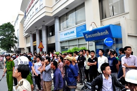 Cháy lớn ở công trường vũ trường khách sạn New Phương Đông - 2 Rất đông người dân hiếu kỳ xem vụ cháy