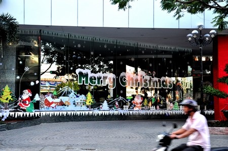 Chùm ảnh: Giáng sinh tưng bừng khắp mọi nơi - 1 Không khí Giáng sinh ngập phố phường (Ảnh: Công Bính)