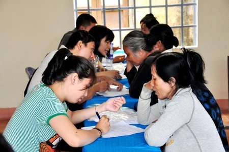 Dân bức xúc vì giá đền bù dự án đường cao tốc quá thấp - 2 Người dân vùng giải tỏa đang cung cấp thông tin cho cán bộ dự án ở hội trường thôn