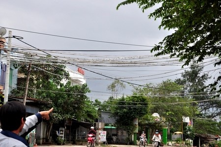 Ống nước “song hành” trên cao cùng... dây điện - 4 Băng ngang đường cùng với dây điện