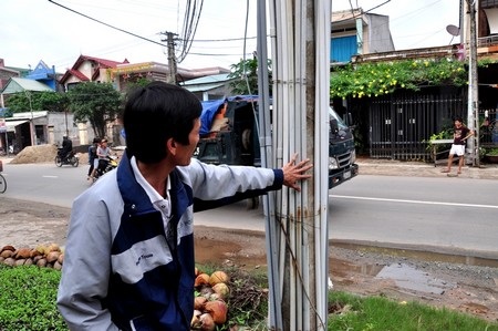 Ống nước “song hành” trên cao cùng... dây điện - 1 Cột điện này phải gánh thêm gần 20 ống cấp nước