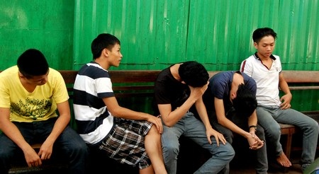 Các đối tượng tại trụ sở Công an quận Sơn Trà. Ảnh: P.N.