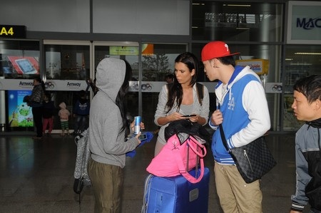 DJ người Nga Katrina Nova ký tặng bạn trẻ Đà Nẵng