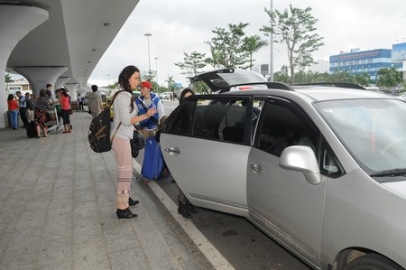 Cô lên xe về khách sạn