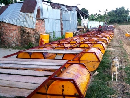 Tiền dành dụm mấy chục năm đem làm cầu cho dân đi - 1 Cầu phao chuẩn bị đưa qua sông
