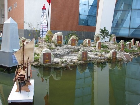 Khuyến khích hoạt động du lịch, thương mại ở Hoàng Sa - 1 Một góc quần đảo Hoàng Sa được xây dựng tại Bảo tàng Đà Nẵng