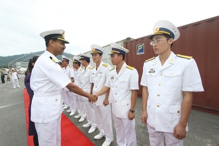 Thủy thủy đoàn Ấn Độ và Việt Nam bắt tay xã giao