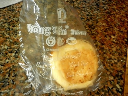 Một ổ bánh mì do cửa hàng Đồng Tiến bán ra trong tối 29/11 được một khách hàng giữ lại. Ảnh: T.N.
