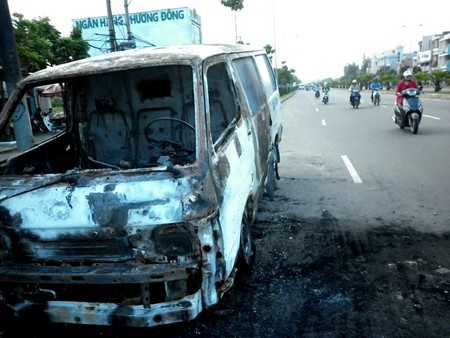 Xe ô tô bị cháy rụi