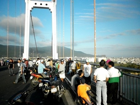 Người dân tụ tập trên cầu Thuận Phước nơi anh T. tự tử