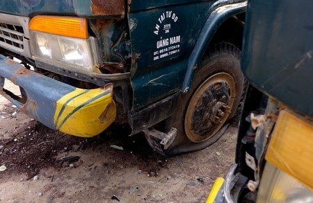 Xe của những người đậu chắc trước cổng nhà máy cồn Đại Tân bị phá hỏng, đâm thủng lốp. Ảnh: N.K.