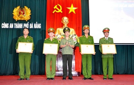 Đà Nẵng khen thưởng các tập thể, cá nhân trong đấu tranh tội phạm - 1 Khen thưởng các tập thể và cá nhân trong đấu tranh với tội phạm