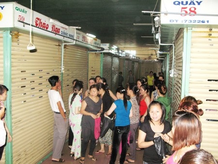 Gần 200 tiểu thương đồng loạt bỏ chợ vì tin đồn