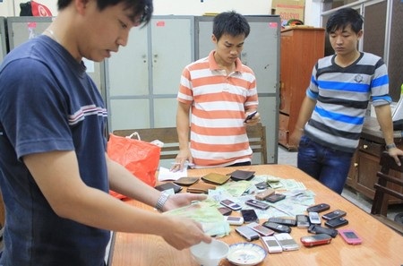 Phá ổ bạc bắt hàng chục đối tượng - 2 Phá ổ bạc bắt hàng chục đối tượng