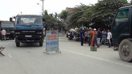 Dân chặn hàng loạt “hung thần” gây ô nhiễm
