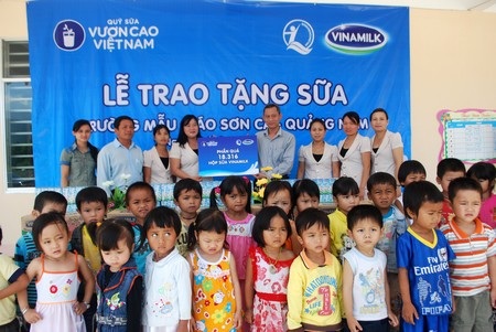 Trao sữa đến các cháu HS “chỉ mong có một ly sữa mỗi tuần” - 1 Trao sữa đến các cháu HS “chỉ mong có một ly sữa mỗi tuần”