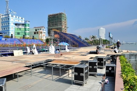 Hàng tấn pháo hoa đã tập kết về cầu cảng sông Hàn - 9 Hàng tấn pháo hoa đã tập kết về cầu cảng sông Hàn