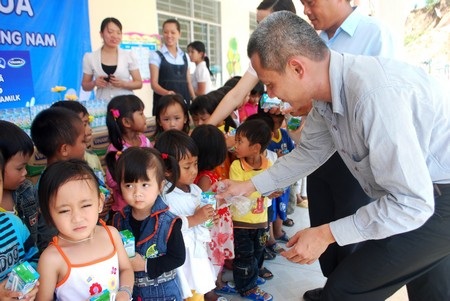 Trao sữa đến các cháu HS “chỉ mong có một ly sữa mỗi tuần” - 2 Trao sữa đến các cháu HS “chỉ mong có một ly sữa mỗi tuần”