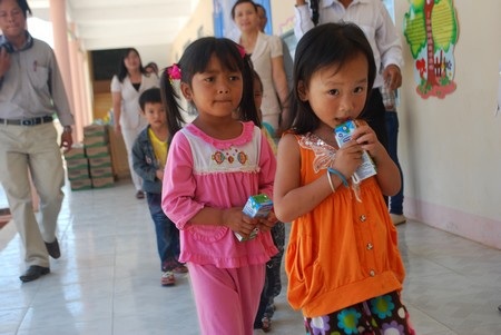 Trao sữa đến các cháu HS “chỉ mong có một ly sữa mỗi tuần” - 3 Trao sữa đến các cháu HS “chỉ mong có một ly sữa mỗi tuần”