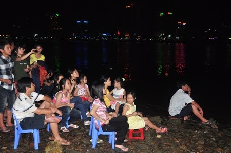 Đủ kiểu thưởng thức pháo hoa “độc” - 19 Đủ kiểu thưởng thức pháo hoa “độc” - 19
