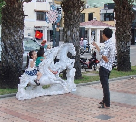 Vườn tượng bên Sông Hàn níu chân du khách - 11