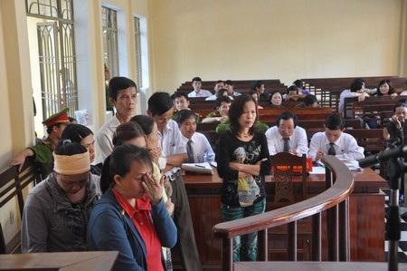 Giáo viên lừa đảo tín dụng hầu tòa