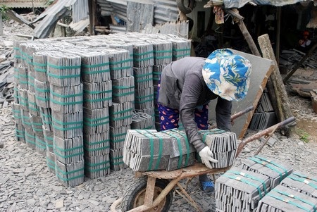Những phụ nữ đổ mồ hôi trên từng phiến đá - 5 Những phụ nữ đổ mồ hôi trên từng phiến đá