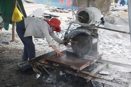 Những phụ nữ đổ mồ hôi trên từng phiến đá - 4 Những phụ nữ đổ mồ hôi trên từng phiến đá