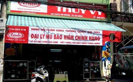 Mạo danh Ban an toàn giao thông để bán mũ bảo hiểm - 2 Mạo danh Ban an toàn giao thông để bán mũ bảo hiểm