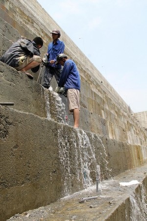 Nước vẫn tuôn như mưa tại vết nứt thủy điện Sông Tranh 2