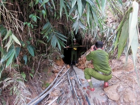 Khai thác khoáng sản lậu, hai cá nhân bị phạt 130 triệu đồng 