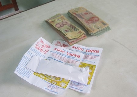 Cặp vợ chồng chuyên cạy cốp xe máy trộm tiền