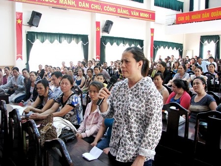 100 tiểu thương tranh luận gay gắt với quận về việc kinh doanh - 2 100 tiểu thương tranh luận gay gắt với quận về việc kinh doanh