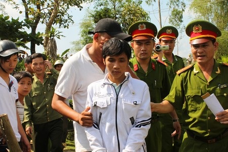 Dựng lại hiện trường vụ sát hại nữ sinh mang bầu