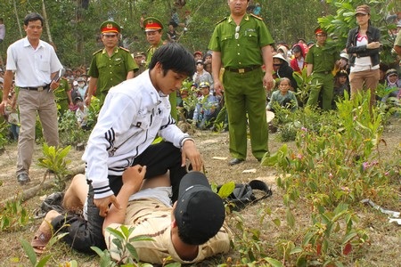 Dựng lại hiện trường vụ sát hại nữ sinh mang bầu