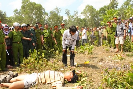 Dựng lại hiện trường vụ sát hại nữ sinh mang bầu