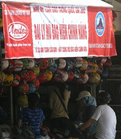 Mạo danh Ban an toàn giao thông để bán mũ bảo hiểm