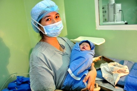 Những công dân đầu tiên đón năm mới - 1 Cô công chúa của vợ chồng anh Phương vừa chào đời