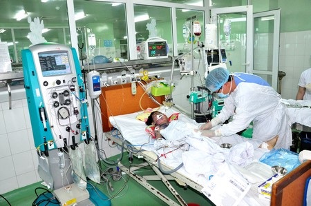 Một học sinh lớp 3 thập tử nhất sinh vì bệnh hư thận - 1 Cháu Tường đang được chăm sóc theo chế độ đặc biệt tại bệnh viện