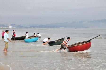 Đà Nẵng khai hội cầu ngư - 4 Thi ngoáy thuyền thúng của bà con vạn chài