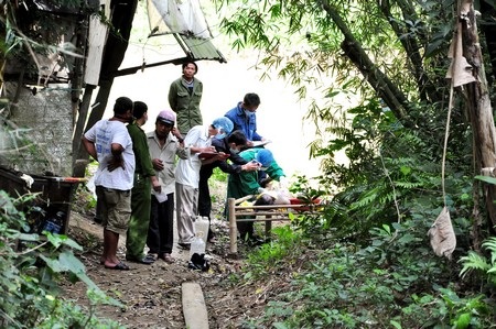 Cơ quan pháp y đang khám nghiệm thi thể nạn nhân