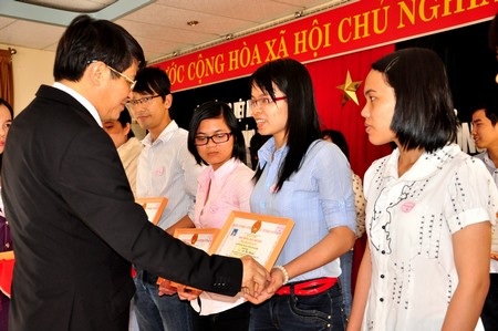 Quảng Nam: Trao 445 suất học bổng đến HS, SV nghèo học giỏi - 1 Ông Nguyễn Đức Hải - Bí thư tỉnh Quảng Nam trao học bổng đến các em HS, SV nghèo học giỏi.
