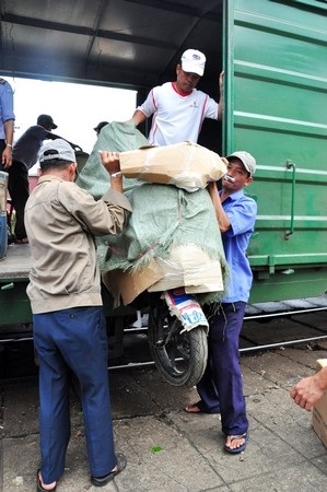 Mỗi khi tàu dừng là đội bốc vác ở ga Đà Nẵng lại có việc làm