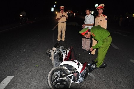 Em chết, anh trọng thương vì va chạm với xe tải - 1 Lực lượng chức năng đang khám nghiệm hiện trường vụ tai nạn