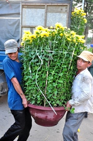 Một mình khiêng cả thùng hàng to tướng