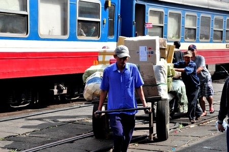 Người vác người kéo xe bò chở hàng