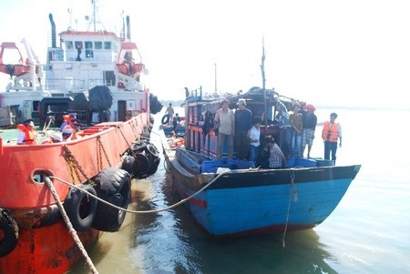 Tàu Cảnh sát biển vùng 2 lai dắt một tàu cá bị nạn về cảng Kỳ Hà, Quảng Nam